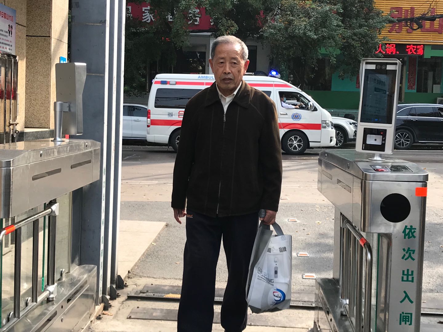 接入人脸识别系统,合肥有社区试行"门禁卡 安康码"一体