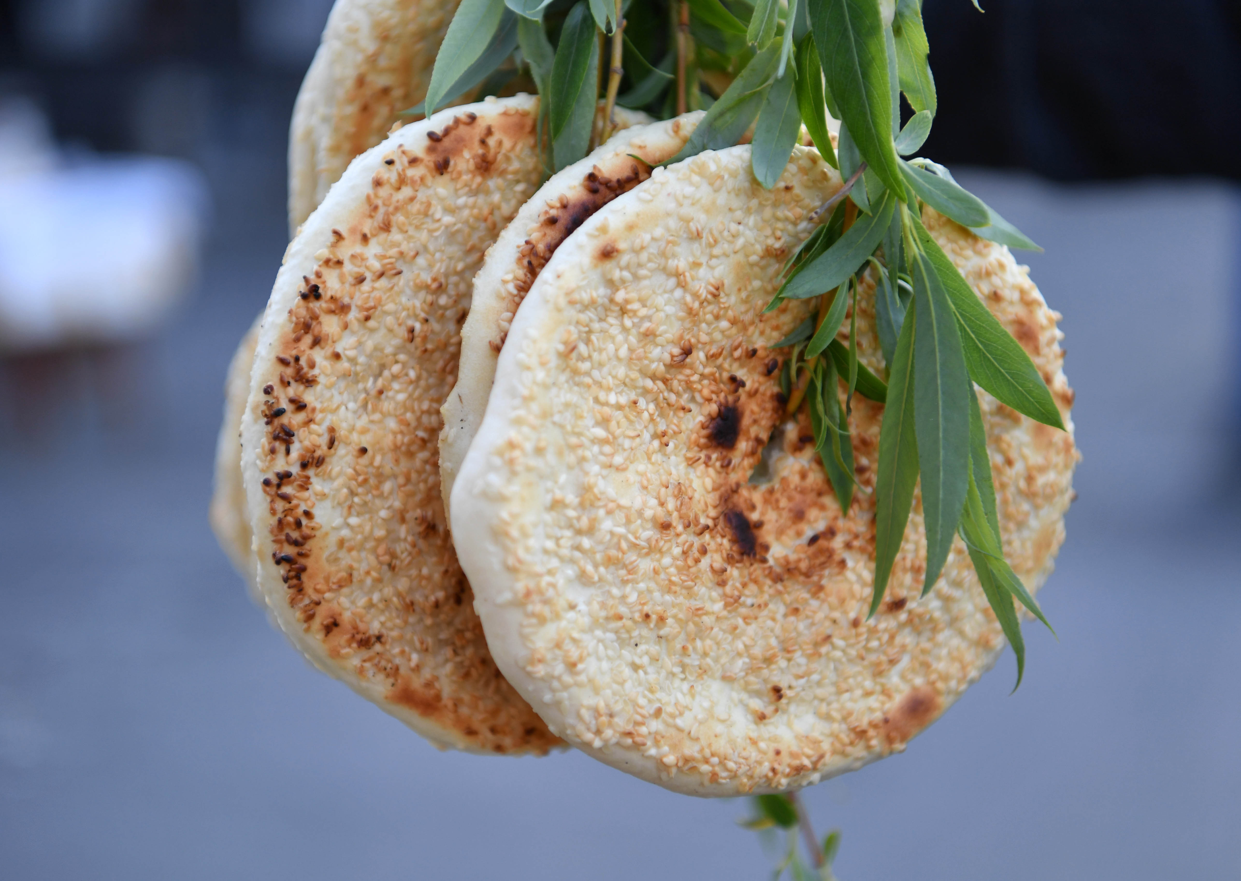 安徽亳州:清明节"柳条子串烧饼"热卖