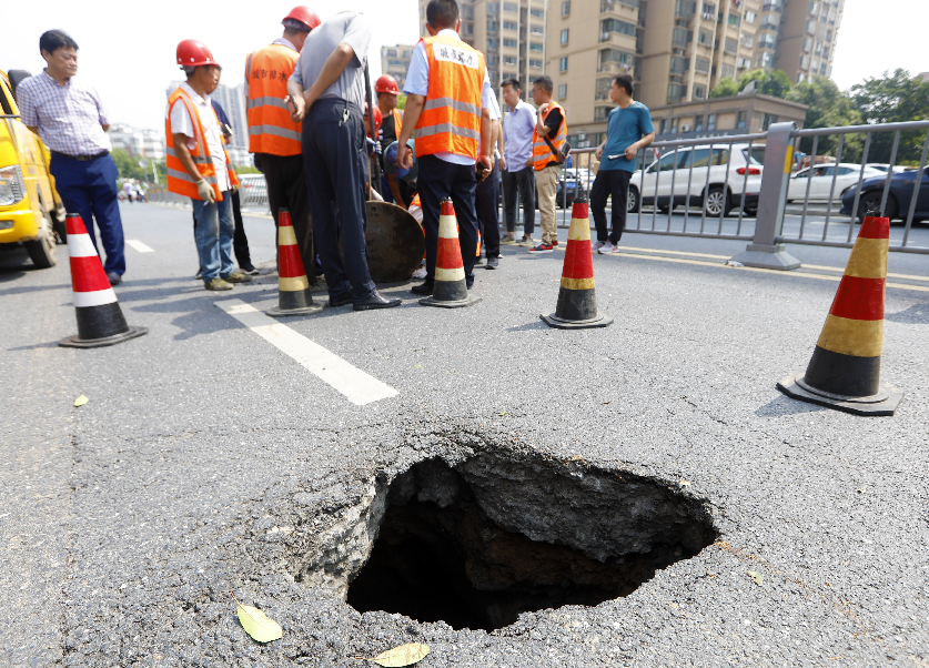 合肥路面频频"塌陷"
