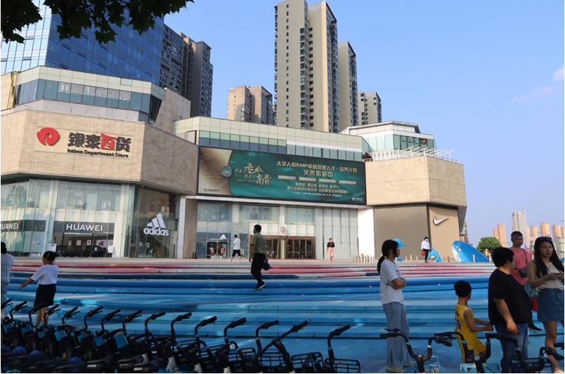 太平人寿emp项目广告登陆合肥市政务区银泰城户外led大屏