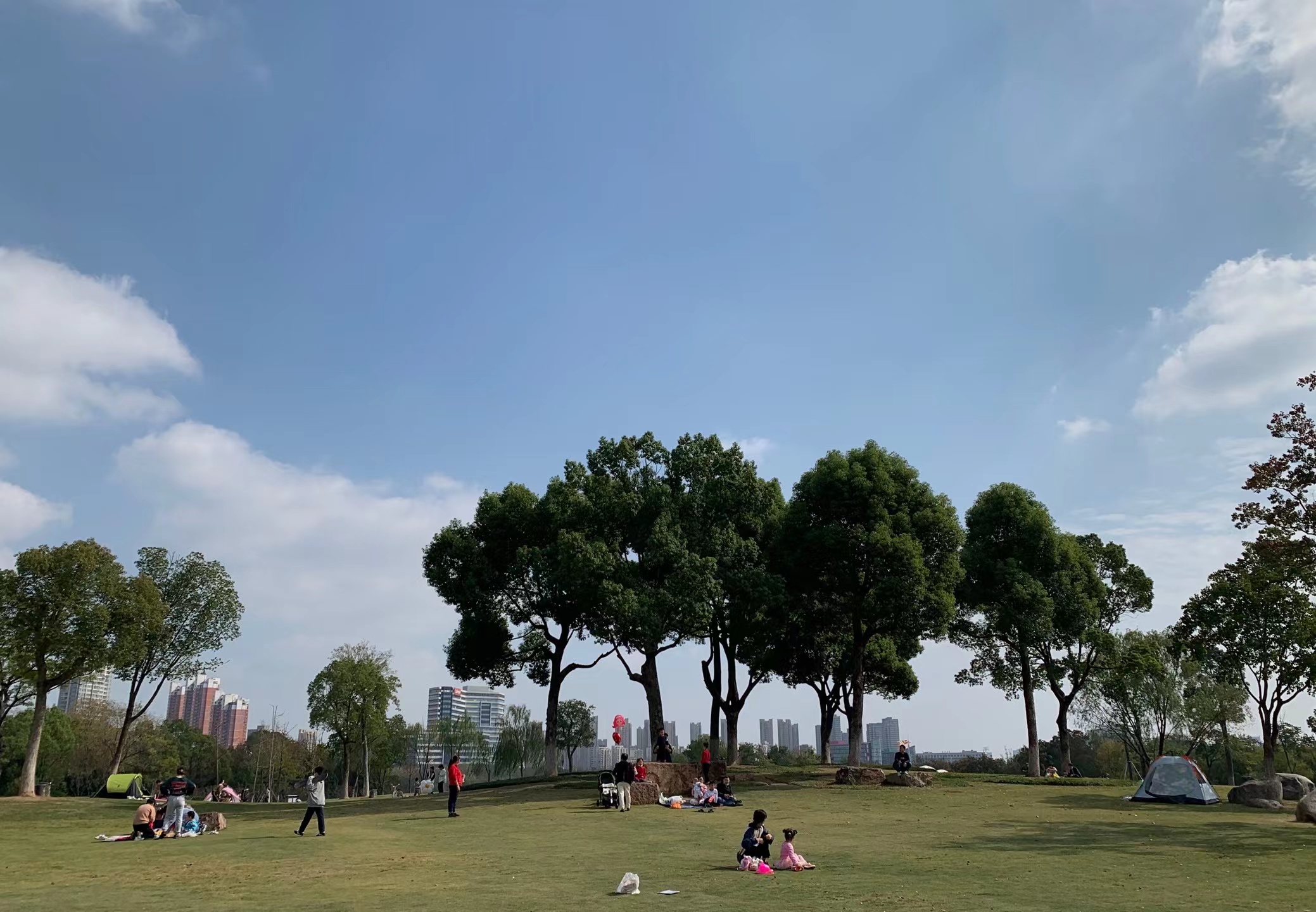 大草坪供市民休闲.jpg