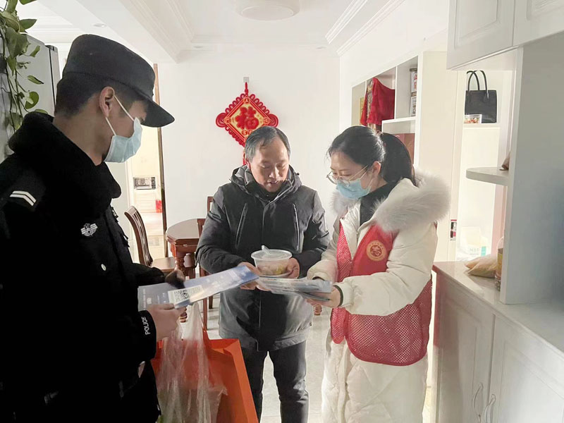 社区工作人员上门送法治汤圆并宣传法治知识1.jpg