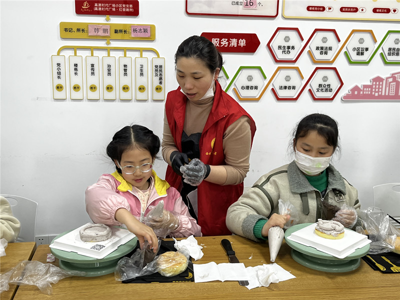 老师一旁指导小朋友抹面.jpg