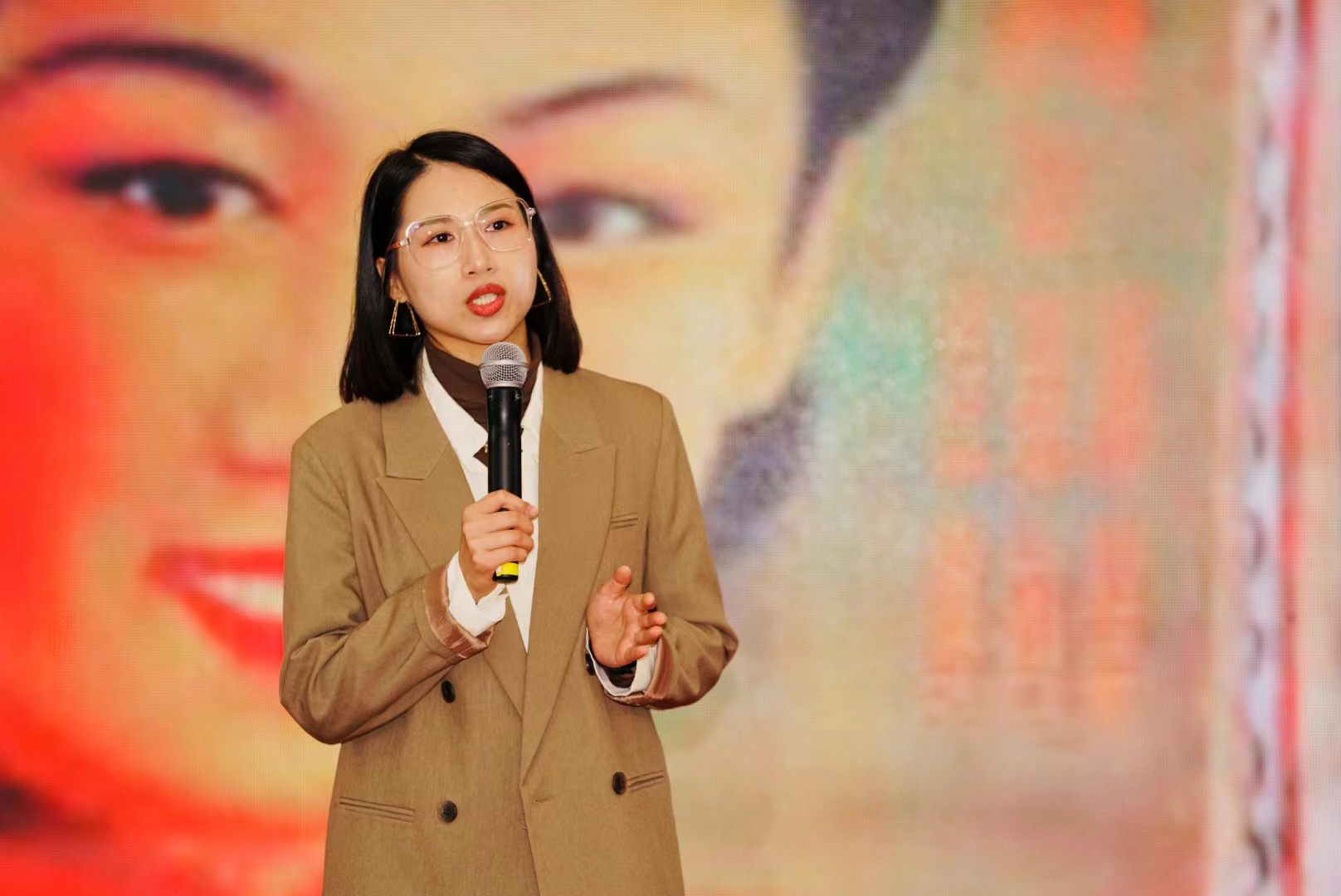 第三届讲书人大赛银牌讲书人陈清为大家分享《美丽上海》.jpg