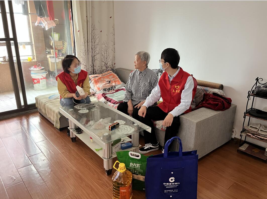 关爱老人益路同行西杭社区开展入户探访活动