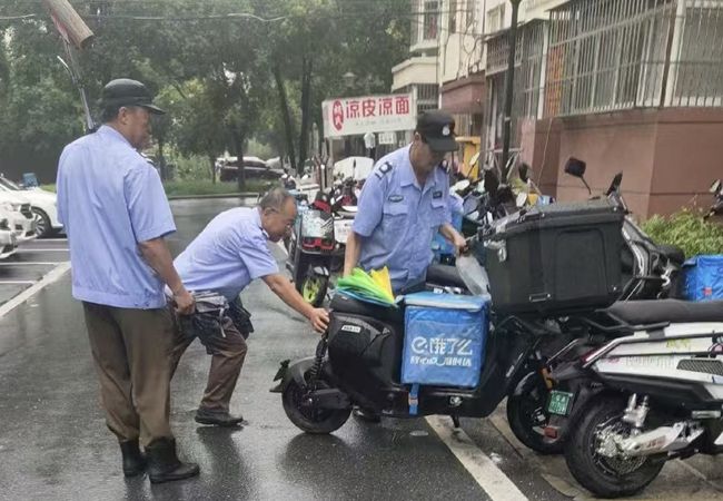 精细化治理绣出“畅通” 临湖卧云外卖车乱停治理见真章_副本.jpg